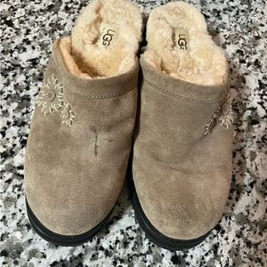 Ugg tan clog with Sherpa lining Size 9